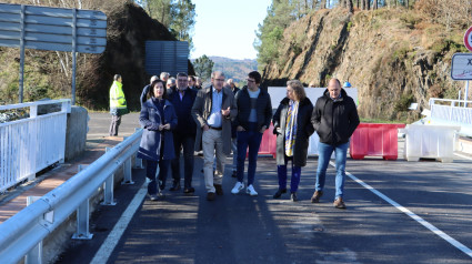 El delegado de la Xunta en Ourense, Manuel Pardo, explica la obra del puente