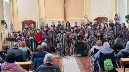 Miembros de la corporación municipal cantando las pascuas en una de las residencias de mayores de Lorca