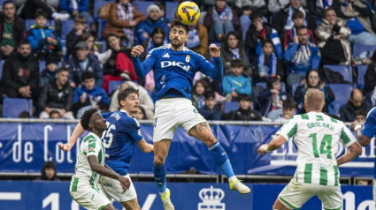 David Costas despeja un balón en el partido ante el Córdoba