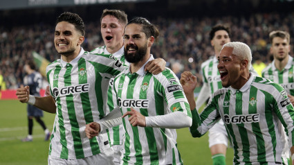 Los jugadores celebran el tanto de IscoJORNADA 18  LIGA PRIMERA DIVISIONESTADIO BENITO VILLAMARINREAL BETIS-SD RAYO VALLECANO900/Cordon Press