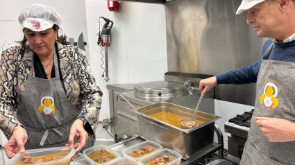 Imagen de la cocina de la Fundación la Caridad preparando la Nochebuena.