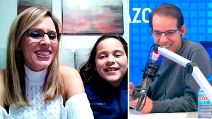 José Luis Corrochano habla con la joven jugadora de baloncesto Duna, y con su madre Gemma