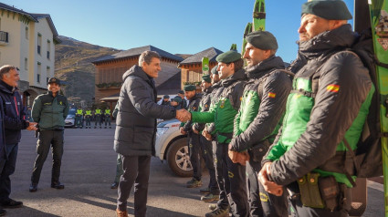 El delegado del Gobierno en Andalucía, Pedro Fernández, junto a efectivos del dispositivo invernal de la Guardia Civil en Sierra Nevada