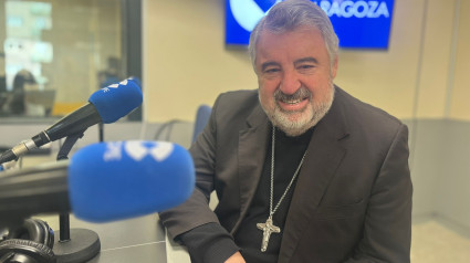 Monseñor Carlos Escribano en los estudios de COPE Zaragoza.