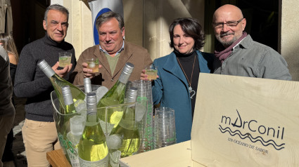 Alberto Palomar, Director de ventas de MarConil  recibiendo la nochebuena en Plateros