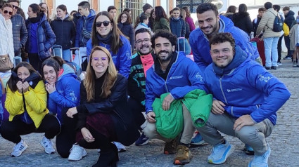 Sara Alguacil posa junto a algunos de los monitores de los campamentos de Cerro Muriano.POLITICA ANDALUCÍA ESPAÑA EUROPA CÓRDOBA SOCIEDAD