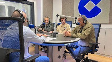 Juanjo Casañ, presidente del Paiporta; Manolo Visiedo, presidente del Alfafar; y Pau Folgado, jugador del Aldaia en el estudio de COPE Valencia.