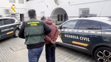 Agente de la Guardia Civil en el momento de la detención