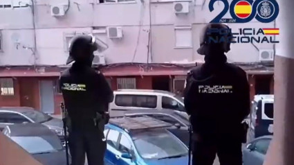 Detenido por más de 30 robos en viviendas de Santa Aurelia, Santa Clara y Los Pajaritos.Agentes de la Policía Nacional han detenido en Sevilla a un varón, por su presunta implicación en más de 30 robos con fuerza en viviendas habitadas, la mayoría de ellas en los barrios de Santa Aurelia, Santa Clara y Los Pajaritos.POLITICA ESPAÑA EUROPA ANDALUCÍAPOLICÍA NACIONAL