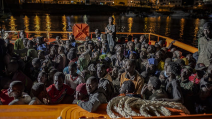 300 migrantes llegan al puerto de La Restinga