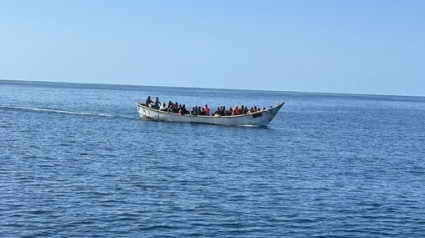 Cayuco localizado por Salvamento Marítimo en aguas de El Hierro