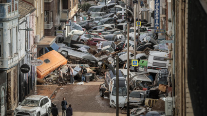 Vehículos amontonados en una calle tras las intensas lluvias de la fuerte dana en Alfafar, Valencia, el 30 de octubre de 2024. El año 2024 quedó marcado para siempre en el imaginario colectivo de los españoles por las devastadoras inundaciones en la provincia de Valencia (este) generadas por la dana del 29 de octubre que, con unas precipitaciones que batieron el récord de lluvia máxima en una hora registrada en España, dejaron una profunda cicatriz. El peor balance del temporal es la cifra de víctimas mortales: 222 personas, se busca todavía a otras 4, de todas las edades arrastradas por el agua mientras estaban en sus coches, garajes o en las planta bajas de sus casas. EFE/Biel Aliño