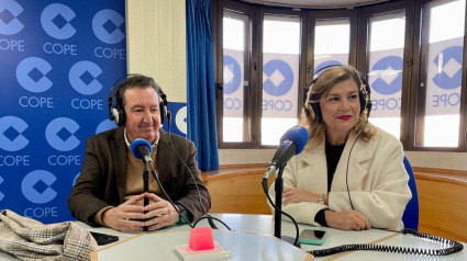 Manuel A. Gonzáles y Berta Centeno en los estudios de COPE Huelva