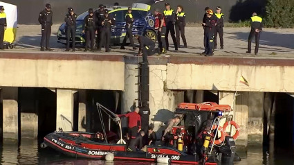 Imagen del rescate del cuerpo ya sin vida de un mantero senegales este domingo en Sevilla