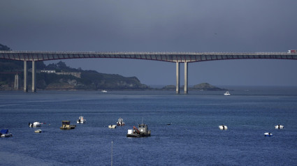 Puente de Todos los Santos que conecta Asturias y Galicia, sobre la ría del Eo