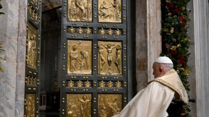 El Papa abre la Puerta Santa en la Basílica de San Pedro