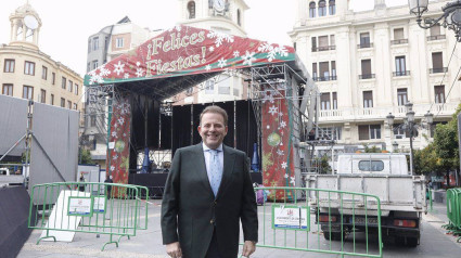 29/12/2023 El delegado de Fiestas y Tradiciones del Ayuntamiento de Córdoba, Julián Urbano, ante el escenario que ya se prepara en las Tendillas para celebrar la Fiesta de Fin de Año.POLITICA ANDALUCÍA ESPAÑA EUROPA CÓRDOBA SOCIEDADAYUNTAMIENTO DE CÓRDOBA