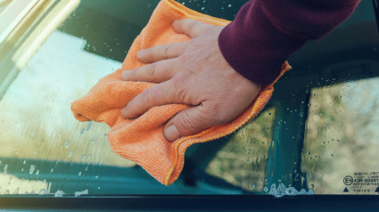 Lavado de cristales de coche con paño de microfibra