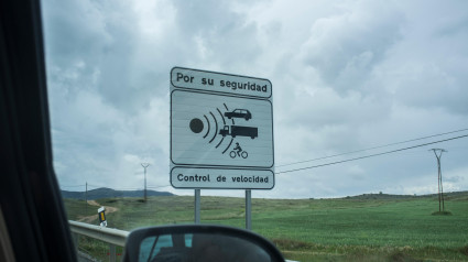 Señal de advertencia en español para el control de velocidad en carretera