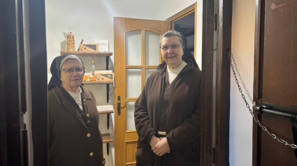 La Hna. Eloísa y la Madre María Teresa, en el Convento de las Clarisas de Ávila