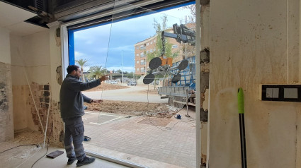 Trabajos de reparación de la academia de idiomas afectada por la DANA en Catarroja