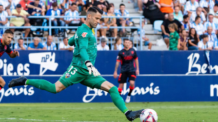 Dani Jiménez en una acción de un partido con el Huesca