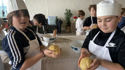 Niños participantes en el taller Chef del Roscón Solidario