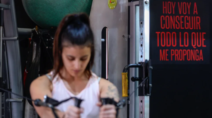 Joven haciendo ejercicio en un gimnasio