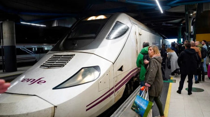 Un tren de alta velocidad en la estación de Oviedo