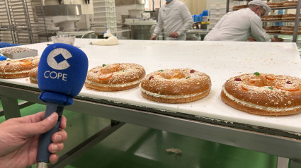 Foto dentro de un obrador que prepara roscones de reyes