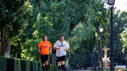 Personas corriendo en el parque del Retiro