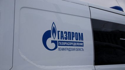 Un vehículo de distribución de gas de Gazprom está estacionado en la calle en San Petersburgo