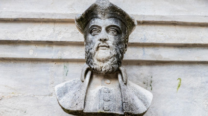 Fuente de agua con un busto de Michel de Nostradame o Nostradamus en el casco antiguo de su ciudad natal y lugar de nacimiento de Saint-Remy-de-Provence, Francia