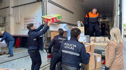 Camión cargado de juguetes para Valencia de la Policía Local de Cádiz