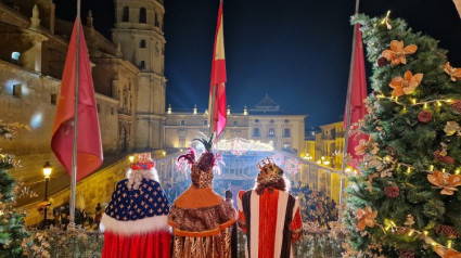 Los Reyes Magos saludan desde el balcón del ayuntamiento de Lorca