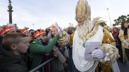 BARCELONA, 05/01/2025.- Sus majestades los Reyes Magos de Oriente llegan este domingo a Barcelona a bordo del pailebote Santa Eulàlia para la tradicional cabalgata. EFE/ Marta Pérez