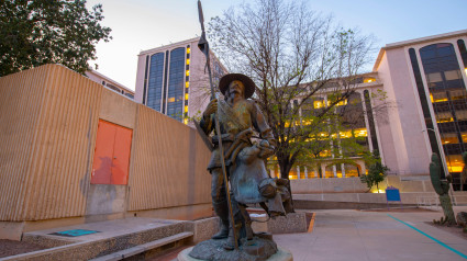 Monumento al soldado de cuera frente al Ayuntamiento de Tucson en El Presidio Plaza en el centro de Tucson, Arizona