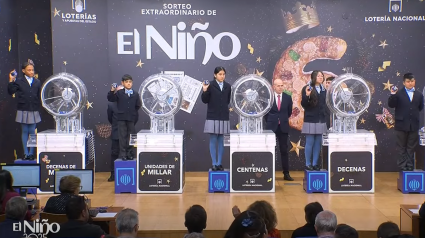 Los niños y niñas de San Ildefonso con las bolas premiadas del primer premio