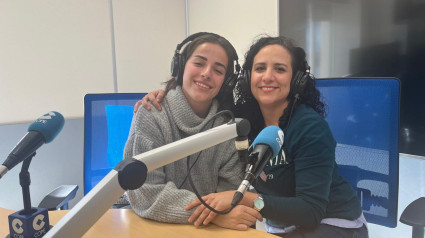 Julia y Ana, pajes cordobesas de los Reyes Magos en Paiporta (Valencia)