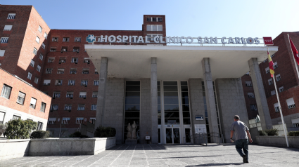 Un hombre entra al Hospital Clínico San Carlos de Madrid