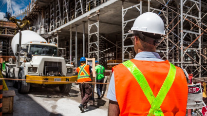 Un operario ante un edificio en construcción