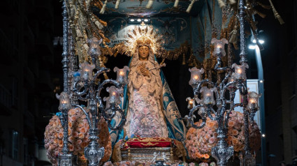 La Virgen de los Dolores de Lorca bajo su palio actual, en una salida en procesión