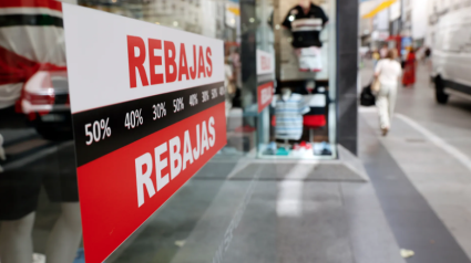 Un escaparate de una tienda al comienzo de las rebajas