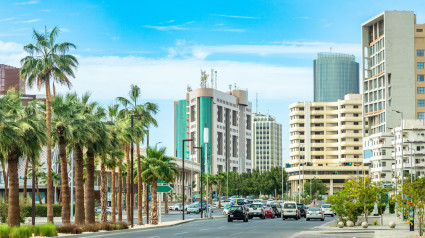 Calle del distrito central del centro de Yeddah, Arabia Saudita