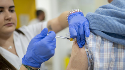 Un hombre se vacuna durante la campaña de vacunación contra la gripe, en un centro de salud, a 14 de octubre de 2024, en Madrid