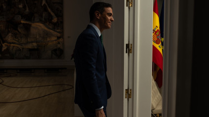 El presidente del Gobierno, Pedro Sánchez, llega a una rueda de prensa posterior a la reunión del Consejo de Ministros, a 23 de diciembre de 2024, en Madrid