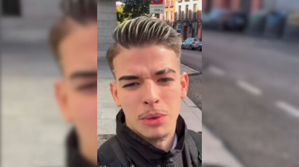 Un joven madrileño se desplaza al centro de la capital y los turistas alucinan por lo que hace en plena calle: "Se acerca..."