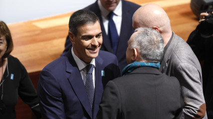 El presidente del Gobierno, Pedro Sánchez, conversa con los secretarios generales de UGT, Pepe Álvarez y CCOO, Unai Sordo