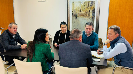 El alcalde de Lorca y el presidente de los regantes, ambos a la derecha de la imagen, en una reunión con sus equipos