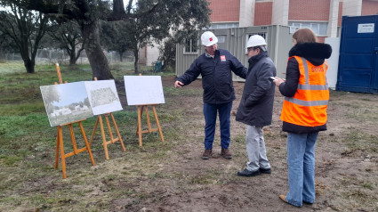 Visita a los terrenos donde se levanta el Centro Cívico en Los Arroyos